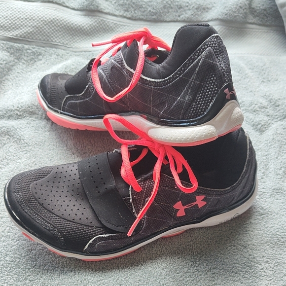 Under Armour Women's Black and Pink Athletic Shoes SS1 - Picture 1 of 8
